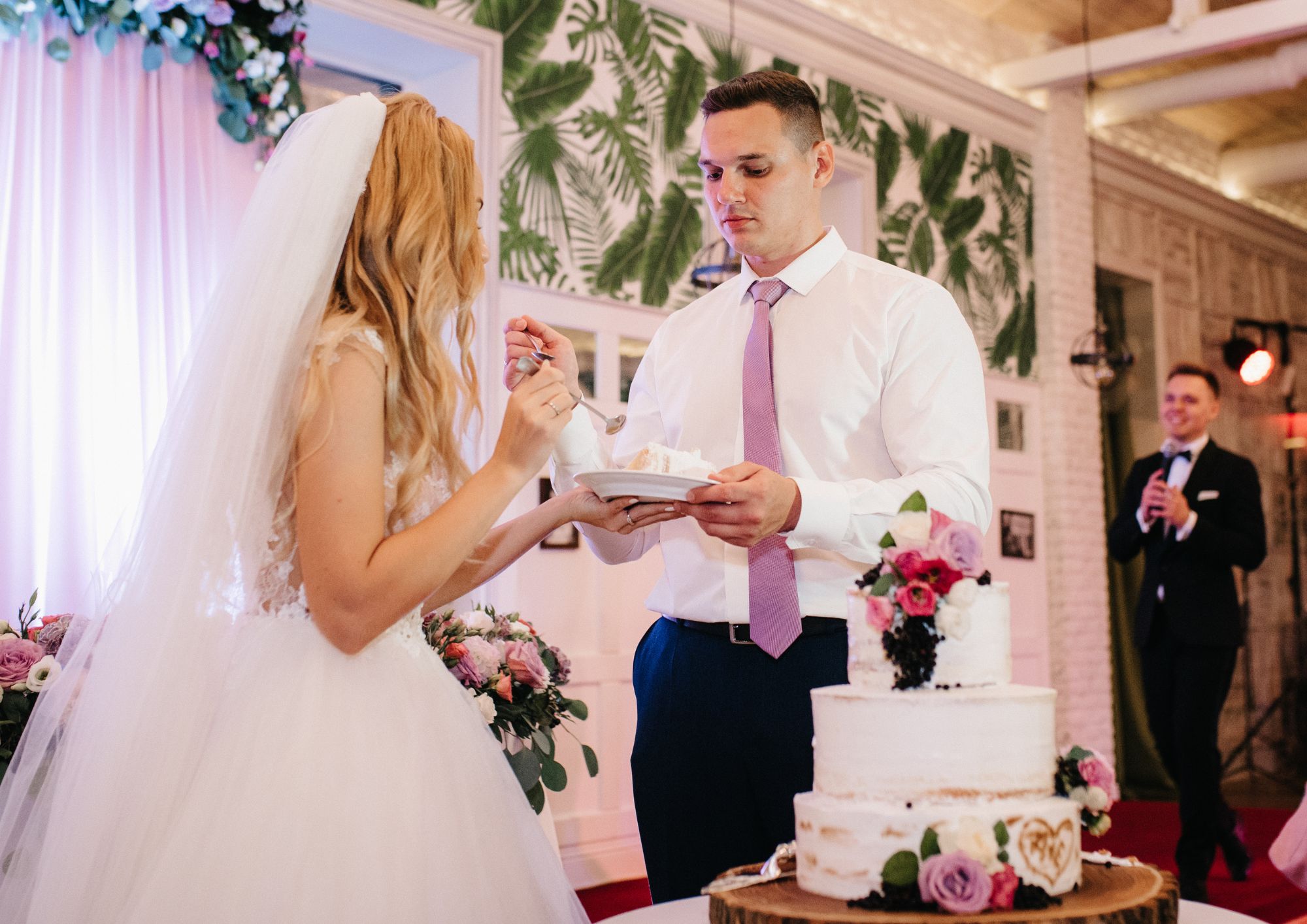 Hochzeitspaar bei Somedays – moderne Tafel mit Licht und Blumen