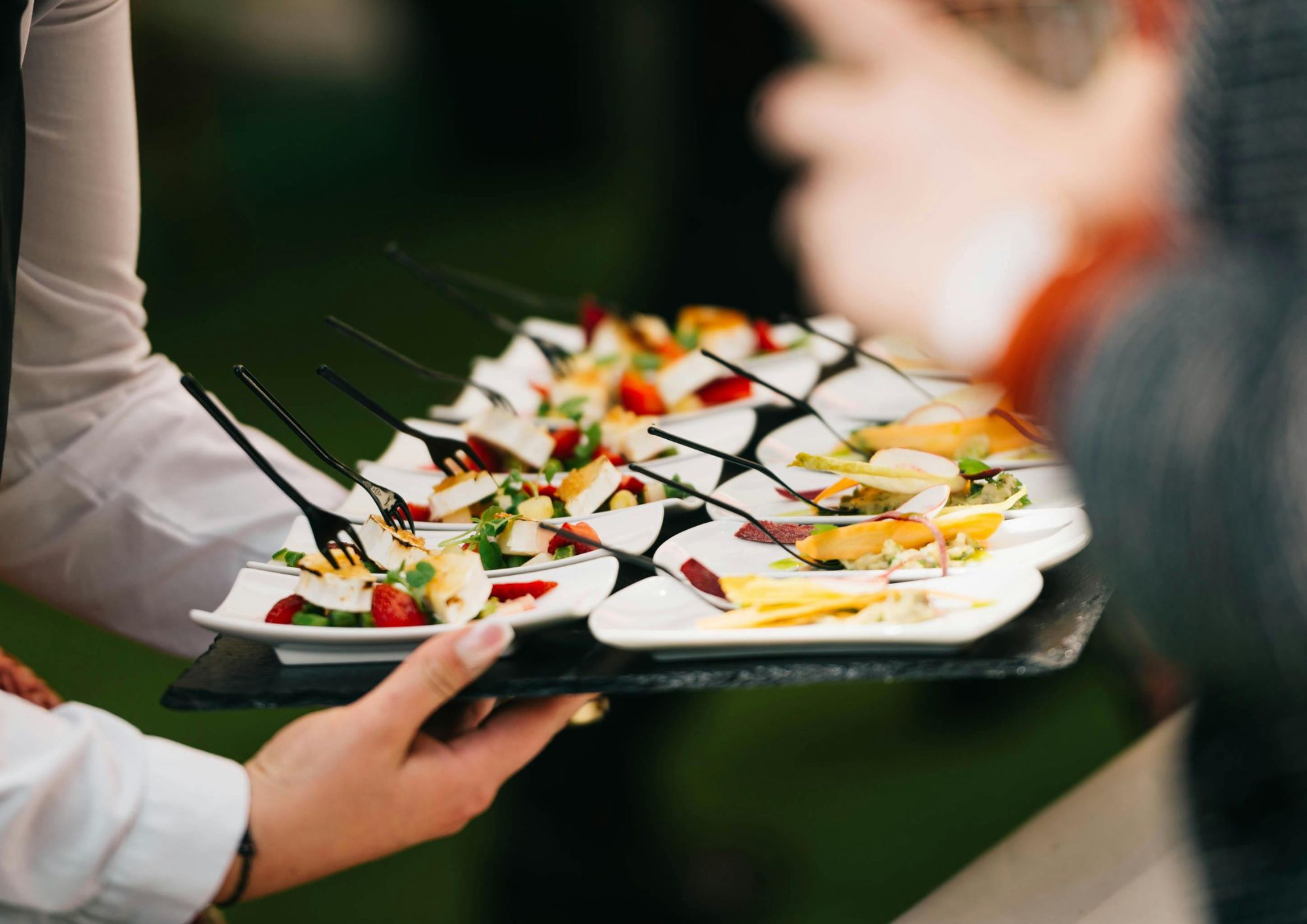 Business Dinner mit eleganter Tafel und klarer Lichtstimmung