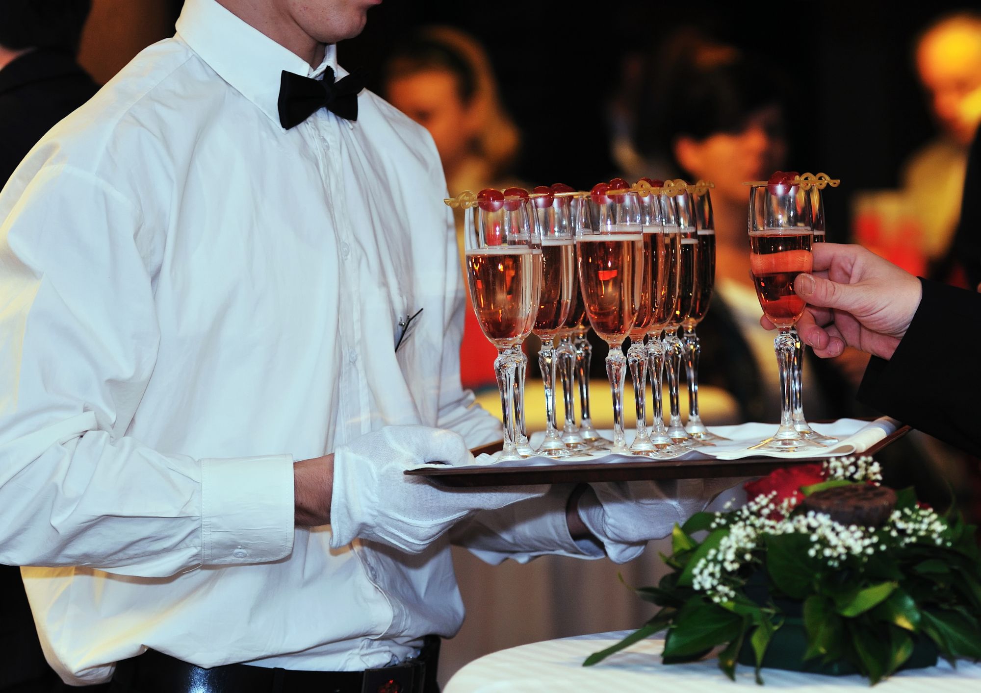 Elegante Abendstimmung mit gedeckter Tafel und warmem Licht